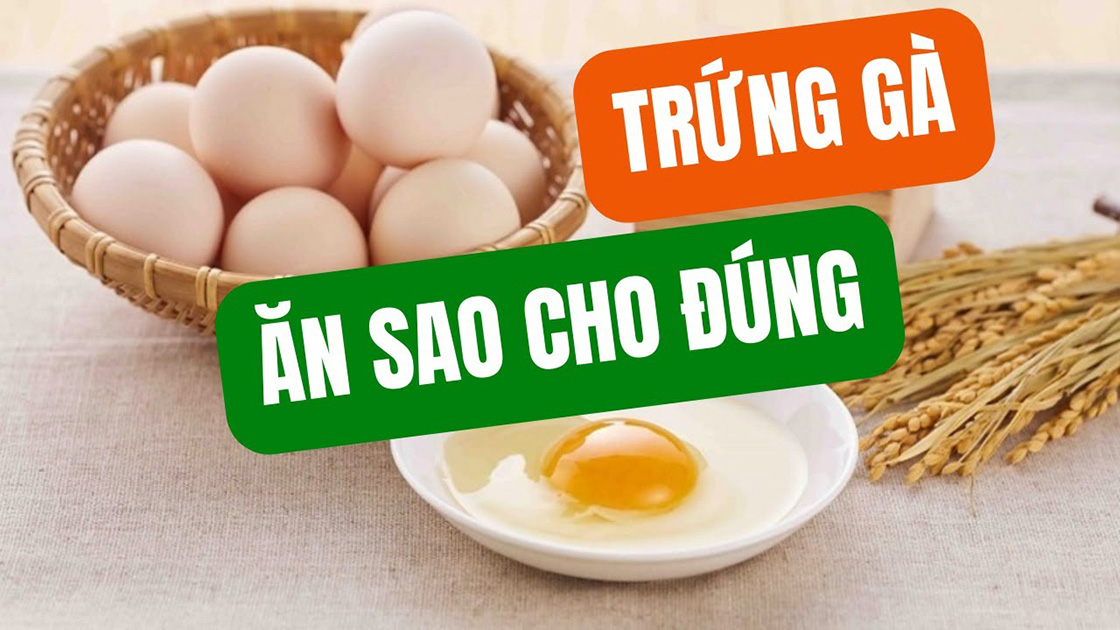 Rổ trứng gà và đĩa trứng sống trên bàn, nền có lúa mì, với chữ "Trứng gà ăn sao cho đúng".
